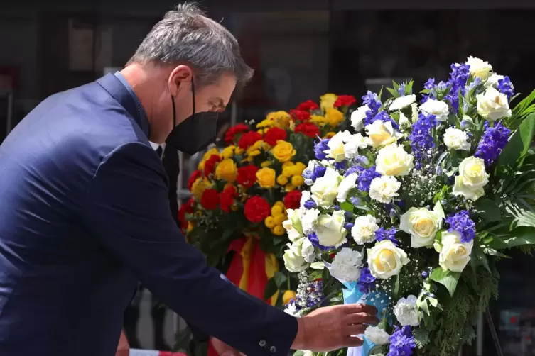 Bayerns Ministerpräsident Markus Söder gedachte am Sonntag in Würzburg der Opfer des Angriffs.