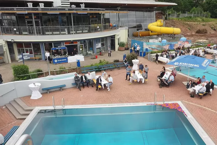 Feierstunde zum Saisonstart. Im Hintergrund ist das Hallenbad zu sehen.