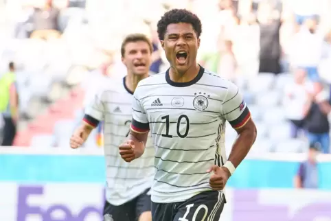 Serge Gnabry und thomas Müller jubeln über das 1:1 gegen Portugal.