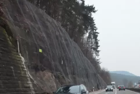 Der B10-Bereich um die Felswand bei Hauenstein soll als Unfallschwerpunkt entschärft und deshalb zunächst dreispurig ausgebaut w
