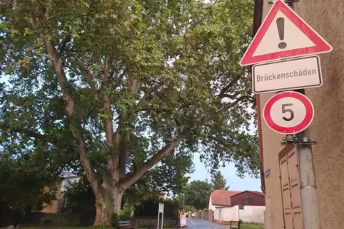 Wegen der massiven Schäden gilt auf der Brücke im Affenstein ein Tempolimit von fünf Kilometern pro Stunde. 