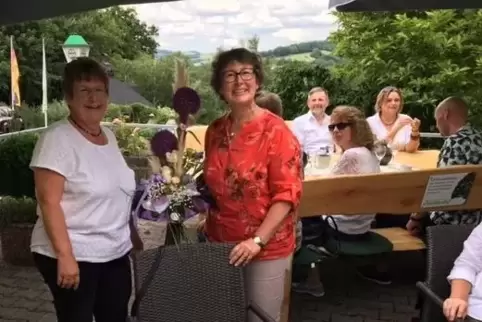 Past-Präsidentin Hildegard Marx überreicht der alten und neuen Präsidentin Bärbel Schmitt den zur Amtsübergabe gehörenden Blumen