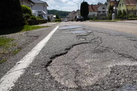 Seit Jahren ist die Lambsborner Straße in Bechhofen in einem schlechten Zustand. Jetzt wird sie neu ausgebaut. 