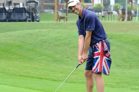 Den Union Jack als Handtuch im Gürtel, den Fußball vor sich: Am liebsten hat Ian Blackburn aus England aber doch den Golfschläge