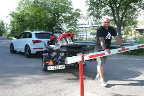 Endstation Schranke: An der Liebesinsel ist die Zufahrt auch für Wassersportler gesperrt, was Kevin Rolle bedauert.