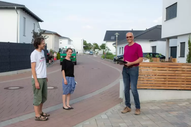 Die Anwohner Thomas Reviol und Alice Goldmann setzen sich gemeinsam mit Ortsbürgermeister Andreas Lehmann für einen verkehrsberu