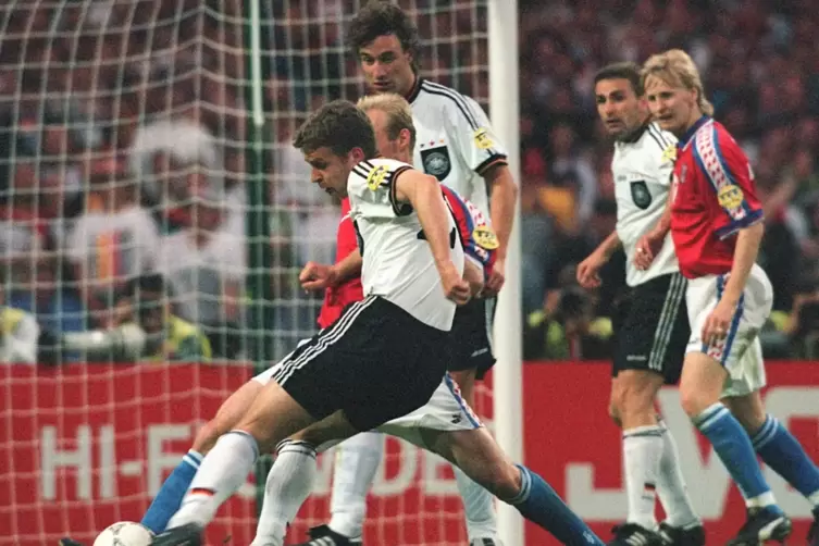 Das Golden Goal von Oliver Bierhoff (vorne) 1996 in Wembley: Bedrängt vom Tschechen Karel Rada trifft er im EM-Finale. 