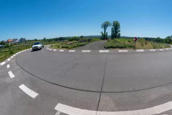 Allein rund um das Gewerbegebiet Mehlpfuhl in Schönenberg-Kübelberg (hier der Kreisel, der das Gebiet an die Bundesstraße anbind Allein rund um das Gewerbegebiet Mehlpfuhl in Schönenberg-Kübelberg (hier der Kreisel, der das Gebiet an die Bundesstraße anbind