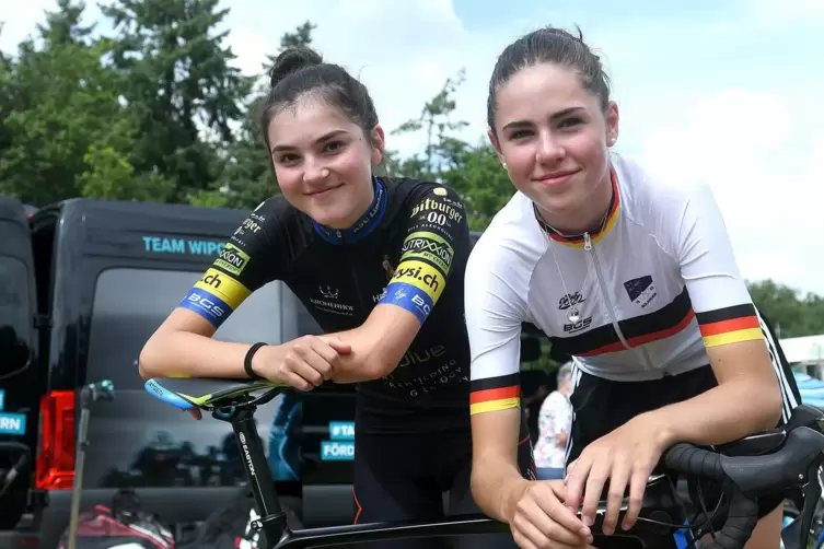 Die frischgebackene deutsche Meisterin im Straßenradsport der Schülerinnen, Magdalena Leis vom RSC Linden (rechts), und ihre Klu