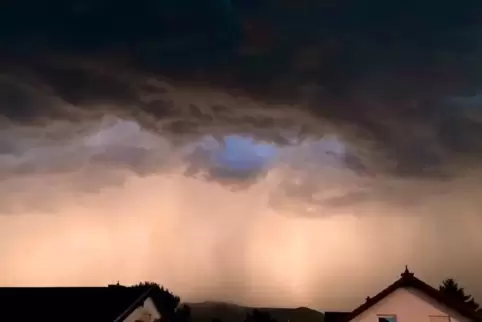 Der Deutsche Wetterdienst warnt vor starken Gewittern.