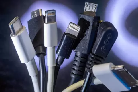 Ob Ladekabel, Handyhülle oder Kopfhörer – sie alle können nun deutlich teurer werden, wenn sie aus dem außereuropäischen Ausland
