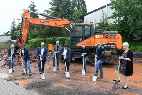Spatenstich für die Erweiterung des Werkhofes der VG Göllheim. Von links: Projektleiterin Simone Raschke, Architekt Andreas Kief