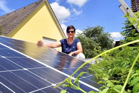 Ein Corona-Projekt: Auf dem Garagendach wachsen nun Kräuter, und Solarmodule erzeugen Strom für das E-Auto.