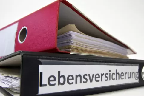 Dauerhaft niedrige Zinsen und zunehmend strengere Kapitalanforderungen machen Lebensversicherern zu schaffen.