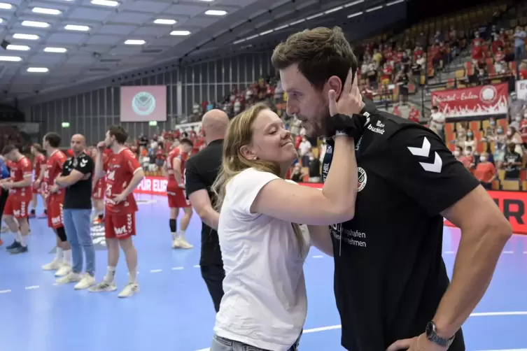 Der Dank der Gesch&auml;ftsf&uuml;hrerin: Lisa He&szlig;ler mit Ben Matschke.