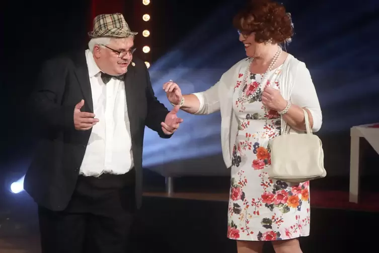 Stefan Beyer und Jutta Barrie-Scholl als altgedientes Ehepaar Dieter und Amanda. 