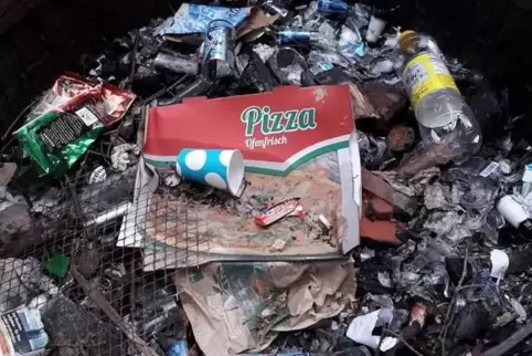 Total zugemüllt: die Grillschale an der Hütte.