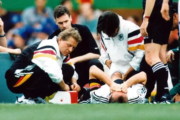 Nach knapp einer Viertelstunde war die EM 1996 f&uuml;r J&uuml;rgen Kohler (am Boden) vorbei. 
