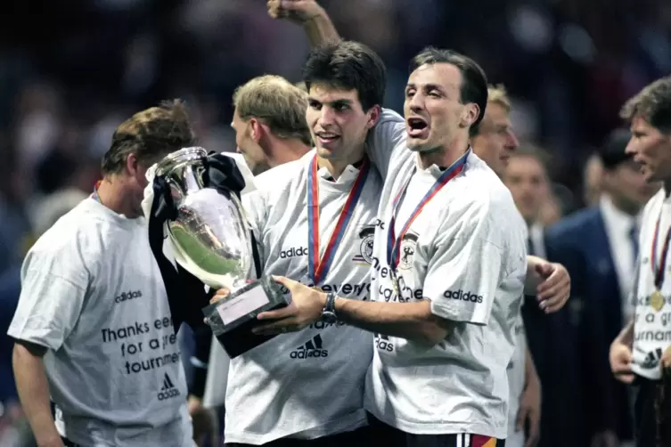 Vers&ouml;hnlicher Abschluss: J&uuml;rgen Kohler (rechts) und Markus Babbel mit dem Pokal.