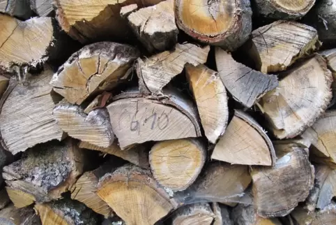 Preise steigen nur latent: Brennholz gibt es noch ausreichend. 