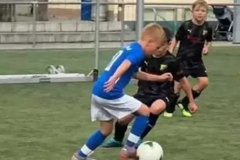 Der kleine Dzenan Niksic spielt seinen Gegner aus.