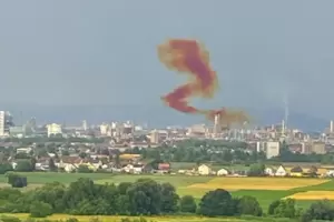 Bis zu 300 Meter hoch stieg nach Angaben der Mannheimer Feuerwehr die Abgasfahne, die am Montagabend nach einer Betriebsstörung 