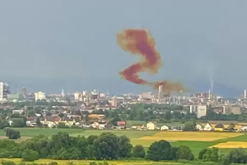 Bis zu 300 Meter hoch stieg nach Angaben der Mannheimer Feuerwehr die Abgasfahne, die am Montagabend nach einer Betriebsstörung 