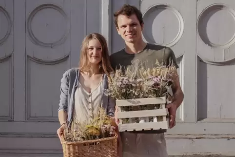 Spontane Aktion: Jana Stets und Pascal Nitsche verteilten Blumen in der Innenstadt.