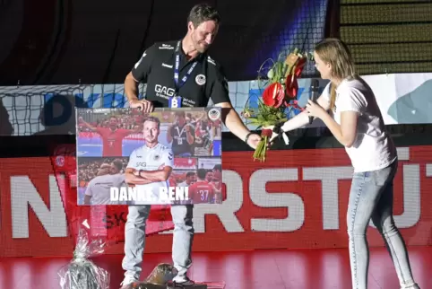 Blumen zum Abschied: Eulen-Geschäftsführerin Lisa Heßler bedankt sich bei Ben Matschke. 