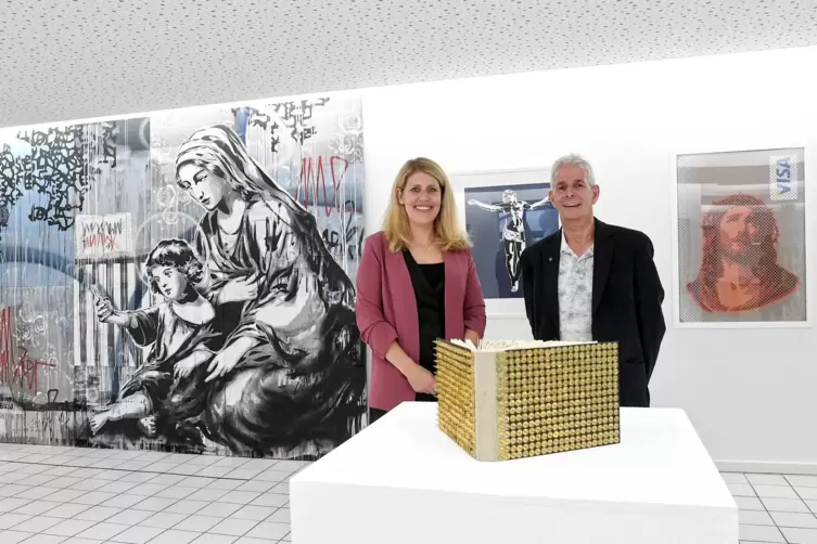 Kuratorin Lena Berkler und der Kunstvereins-Vorsitzende Klaus Döll präsentieren Monika-Maria Dotzers Skizzenbuch mit Zecken-gesp