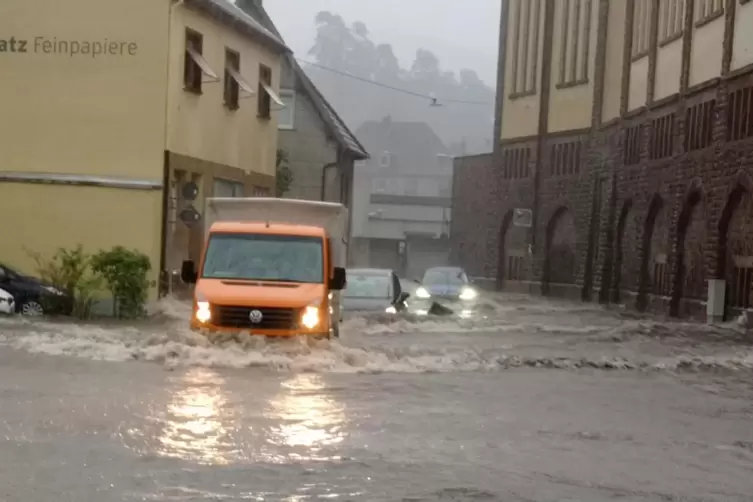 Hochwasser in Neidenfels: Autos kämpfen sich bei Firma Glatz durch die Fluten. 