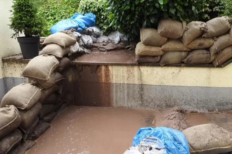 Sands&auml;cke als Schutz gegen die Wassermassen im Lindenberger Mauerweg. 
