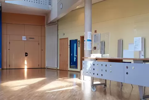 Bei der Anmeldung zur Kreistagssitzung im Foyer des Mutterstadter Palatinums nahm der Eklat seinen Anfang.