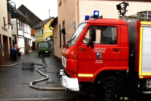 In der Rodenbacher Ortsdurchfahrt muss die Feuerwehr Keller auspumpen. 