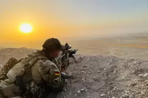 Ein Soldat des Kommandos Spezialkräfte (KSK) sichert Anfang Juni das Gelände nahe des Bundeswehr-Camps Marmal im Norden Afghanis Ein Soldat des Kommandos Spezialkräfte (KSK) sichert Anfang Juni das Gelände nahe des Bundeswehr-Camps Marmal im Norden Afghanis