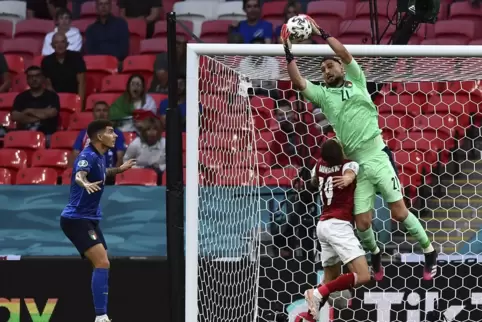 Top-Schlussmann: Italiens junger Torhüter Gianluigi Donnarumma fängt den Ball vor Österreichs Christoph Baumgartner. 