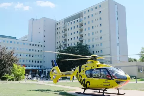 Der ADAC-Rettungshubschrauber „Christoph 16“, hier vor dem Saarbrücker Winterberg-Klinikum.