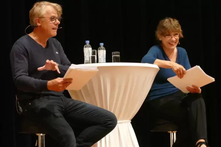 Madeleine Giese und Rainer Furch bei ihrer Lesung in der Pirmasenser Festhalle. 