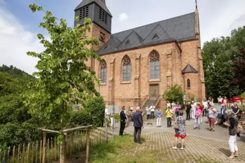 Am Sonntagmorgen sind in Hohenecken an der Rochuskapelle der Förderverein Burg Hohenecken und Mitglieder der Kirchengemeinde St.