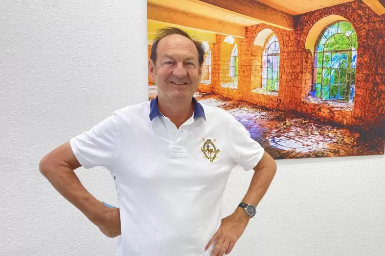 Peter Hofmeister vor seiner Impression der alten Papierfabrik in Lindenberg