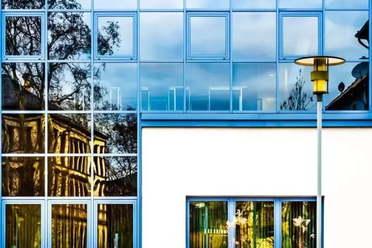 Eingefangen: die klare Struktur der VR-Bank-Fassade in der Hohenzollernstra&szlig;e (Ausschnitt). 