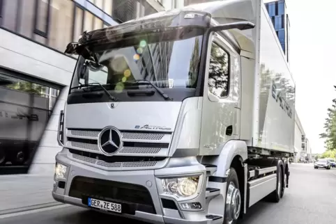 Der neue eActros von Daimler schafft eine Dauerleistung von 330 kW (450 PS) und eine Spitzenleistung von 400 kW (544 PS).