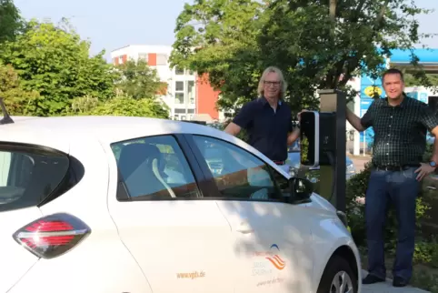Die E-Autos können an den Wallboxen auf dem Rathausparkplatz aufgeladen werden. Bürgermeister Stefan Veth (links) und Verwaltung