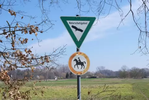 Im Naturschutzgebiet Woogwiesen zwischen Harthausen und Dudenhofen mangelt es an Hinweisschildern wie diesem. 