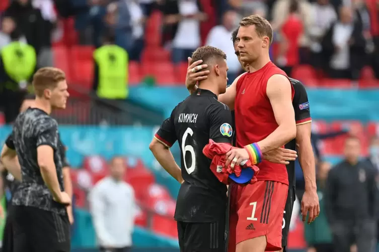 Manuel Neuer tr&ouml;stet Joshua Kimmich.