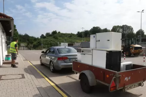Mitarbeiter George Glavan überprüft bei der Eingangskontrolle in Ingenheim die Fahrzeuge.