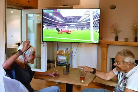 Carole und Jens Lepthien beim gemeinsamen Fußball-Schauen.