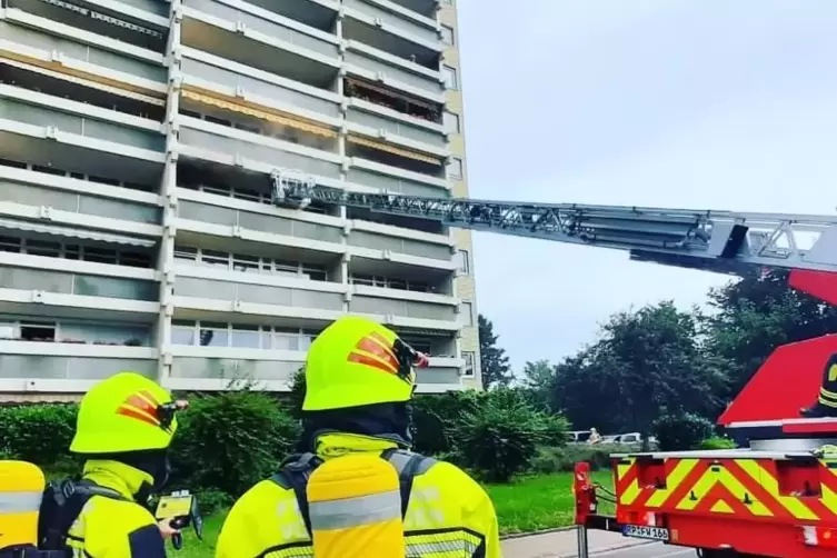 Mithilfe der Drehleiter gelangte ein Trupp der Feuerwehr in die Wohnung in einem der Hochhäuser in der Rehbachstraße in Neuhofen