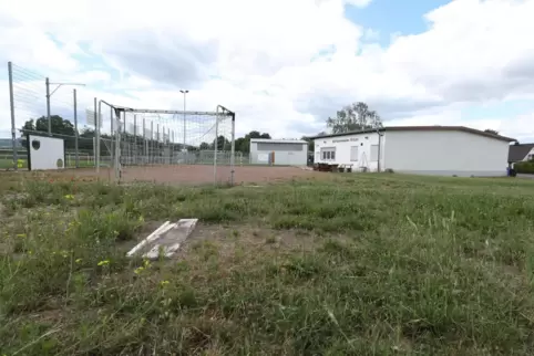 Auf dem Gelände, auf dem jetzt noch das Clubheim des SV Kirchheim steht, wird die neue Grundschule Kirchheim-Kleinkarlbach gebau