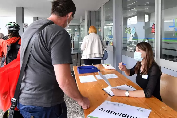 Eine Aufgabe, für die es gute Nerven braucht: Julia Simon nimmt die Besucher in Empfang. 
